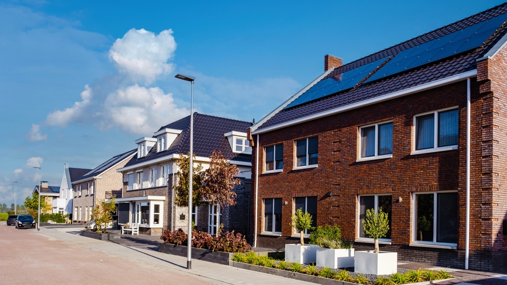 Zonnepanelen op een zonnig dak, ideaal voor het opwekken van duurzame energie en besparen met een dynamisch energiecontract.