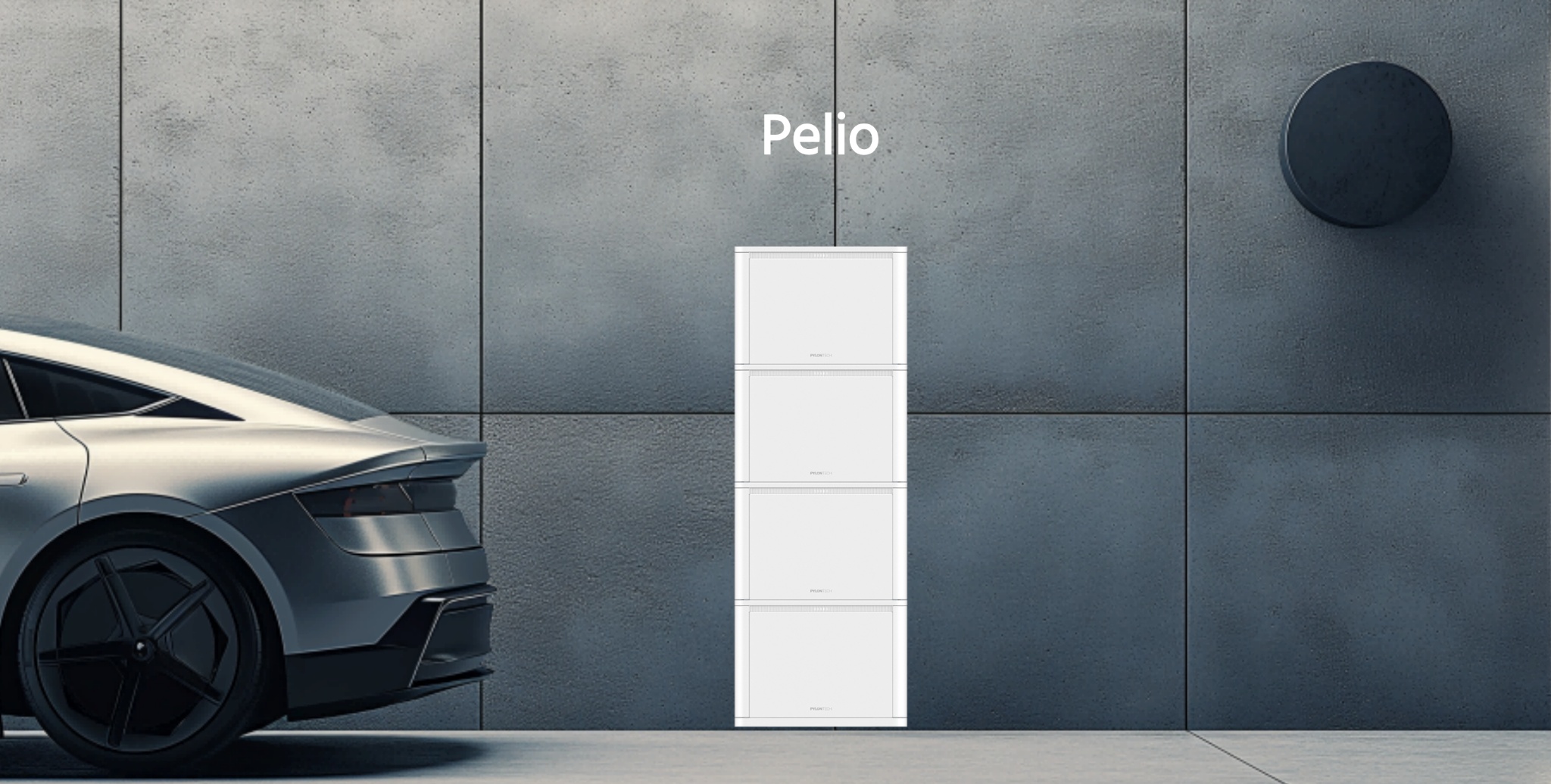 Pylontech Pelio thuisbatterij met vier modules, geplaatst tegen een moderne gevel naast een elektrische auto.