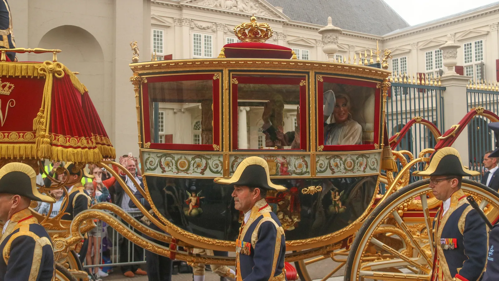 Glazen Koets met het koningspaar op Prinsjesdag in Den Haag